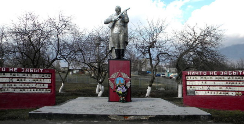с. Кочегуры Чернянского р-на. Памятник на улице Центральной, установленный на братской могиле, в которой похоронено 20 советских воинов, погибших в 1943 году.