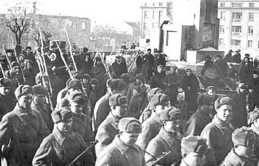 Красная Армия входит в город. Февраль 1943 г. 