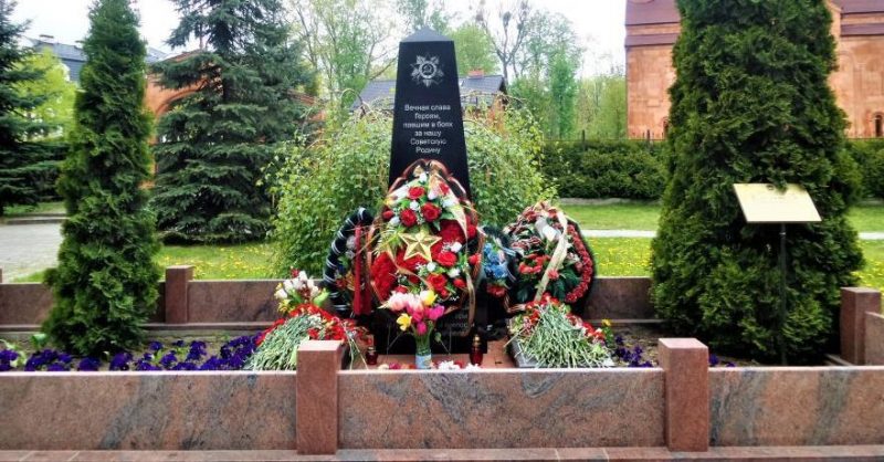 г. Калининград. Памятник по улице Герцена, установленный в 1957 году на братской могиле, в которой похоронено 6 советских воинов.
