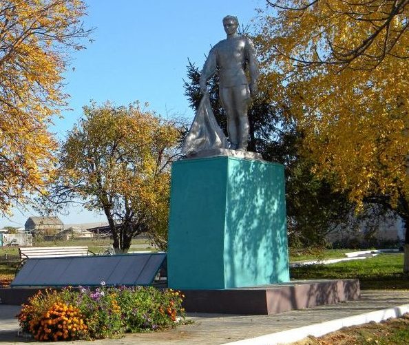 с. Плота Прохоровского р-на. Памятник по улице Центральной, установленный на братской могиле, в которой похоронен 451 советский воин, погибший в 1943 году.