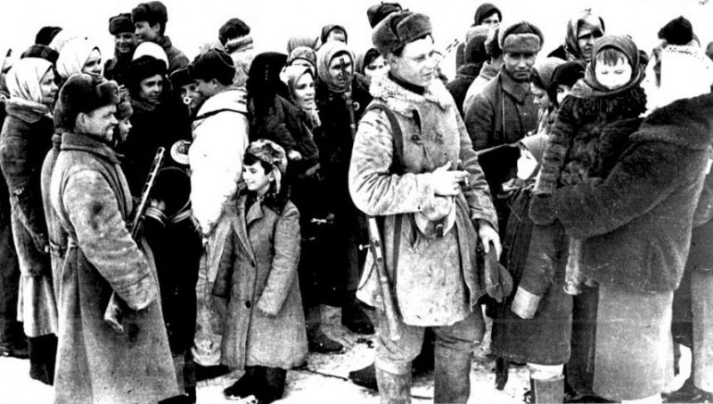 Горожане встречают освободителей. 14 февраля 1943 г.