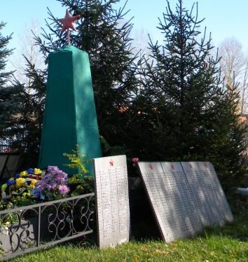 с. Плота Прохоровского р-на. Памятник, установленный на братской могиле, в которой похоронен 451 советский воин, погибший в 1943 году.
