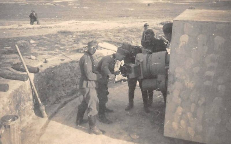 Артиллерийский ДОТ №60 в годы войны у дороги Фронтовое-Холмовка под 130-мм орудие.