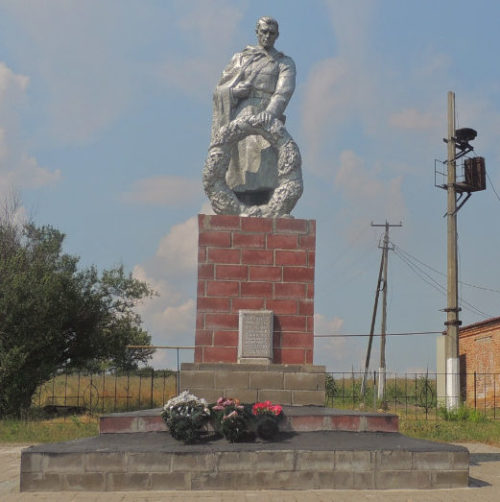 с. Новоречье Чернянского р-на. Памятник по улице Центральной, установленный на братской могиле, в которой похоронено 60 советских воинов, погибших в 1943 году.