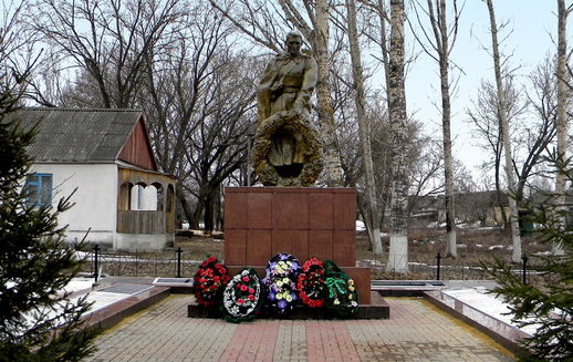 с. Прелестное Прохоровского р-на. Памятник по улице Центральной, установленный на братской могиле, в которой похоронен 814 советский воин, погибший в 1943 году.