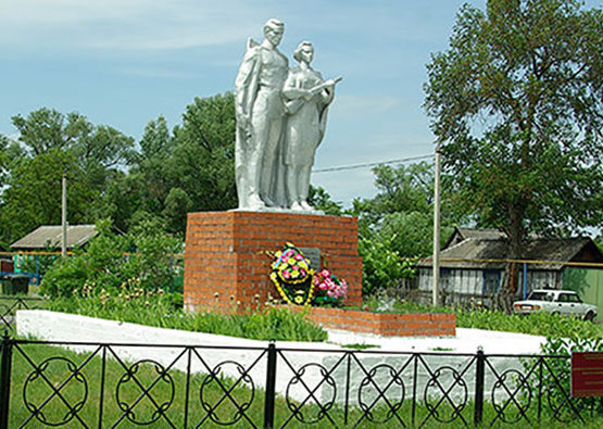 с. Окуни Чернянского р-на. Памятник по улице Центральной, установленный на братской могиле, в которой похоронено 30 советских воинов, погибших в 1943 году. 