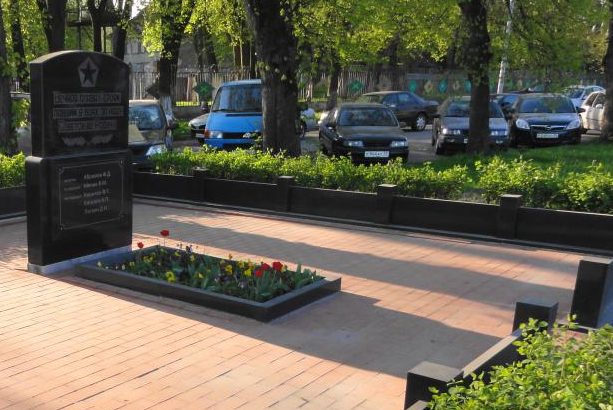 п. Первомайский Калининградского городского округа. Памятник установлен в 1955 году на братской могиле советских воинов. 