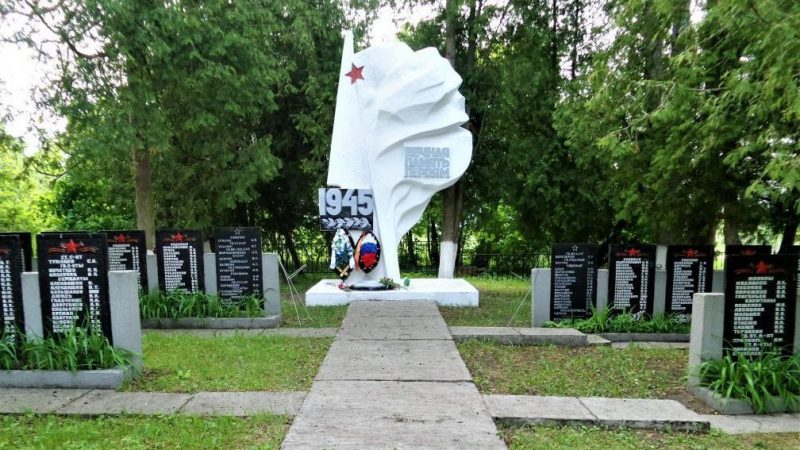 п. Березовка Гвардейского городского округа. Памятник по улице Горной, установленный в 1948 году на братской могиле, в которой похоронено 350 советских воинов, погибших в январе 1945 года.