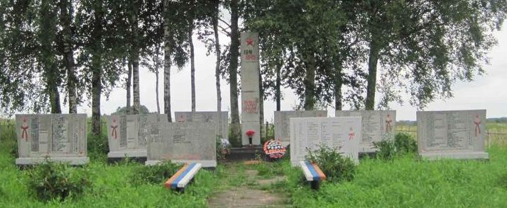 с. Большие Горки Гвардейского городского округа. Памятник, установленный в 1975 году у братских могил, в которых похоронено 180 советских воинов, умерших в хирургическом полевом подвижном госпитале №1.