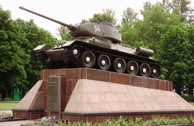 Памятник -танк Т-34-85 советским танкистам на высоте 252,2 метра.
