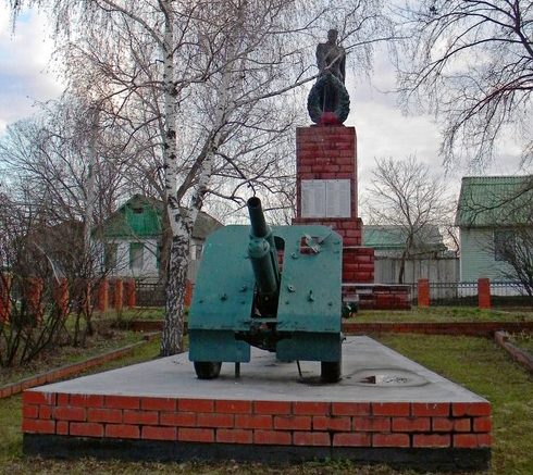 п. Чернянка. Памятник по улице Октябрьской, установленный на братской могиле, в которой похоронено 62 советских воина, в т.ч. 9 неизвестных, погибших в 1943 году. 