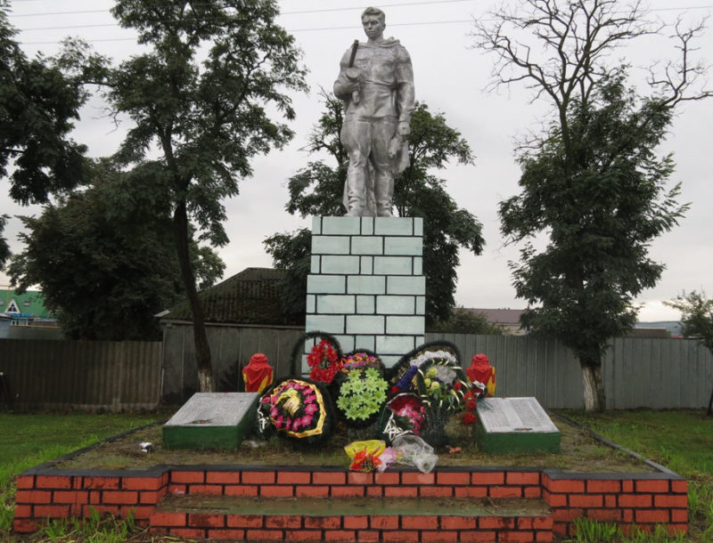 п. Чернянка. Памятник по улице Первомайской, установленный на братской могиле, в которой похоронено 364 советских воина, в т.ч. 317 неизвестных, погибших в 1943 году.