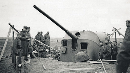 Немецкие солдаты у захваченной 130-мм береговой установки Б-13. 
