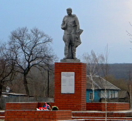 п. Чернянка. Памятник, установленный на братской могиле, в которой похоронено 6 советских воинов. 