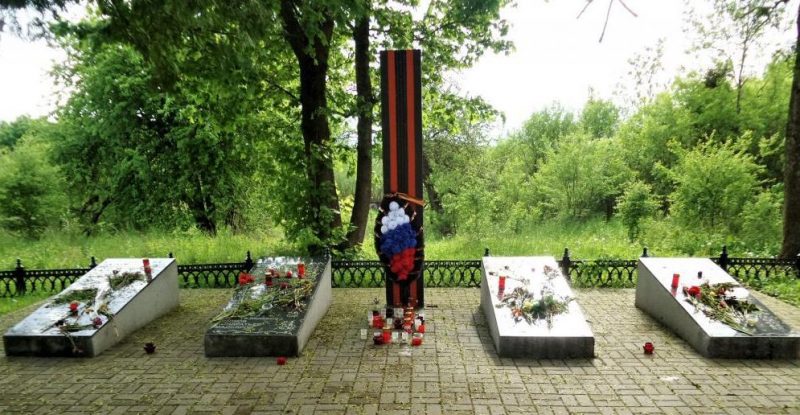 п. Заречье Гвардейского городского округа. Мемориал по улице Центральной, установленный в 1948 году на братской могила, в которой похоронено 140 советских воинов, погибших в январе 1945 года.