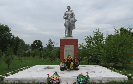  п. Чернянка. Памятник по улице Кожедуба, установленный на братской могиле советских воинов, погибших в годы войны. 