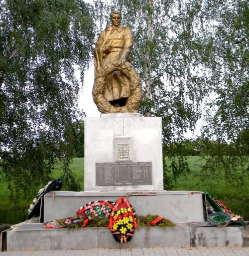 с. Артельное Шебекинского городского округа. Памятник, установленный на братской могиле, в которой похоронено 30 советских воинов, в т.ч. 22 неизвестных, погибших в 1943 году.