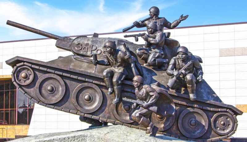 п. Прохоровка. Скульптурная композиция «Танковый десант» установлена рядом с танкодромом. Она изображает легендарный танк Т-34, на котором сидят солдаты и медсестра, еще трое бойцов бегут рядом. Скульптор - Фридрих Согоян с сыновьями Ваге и Микаэлем.