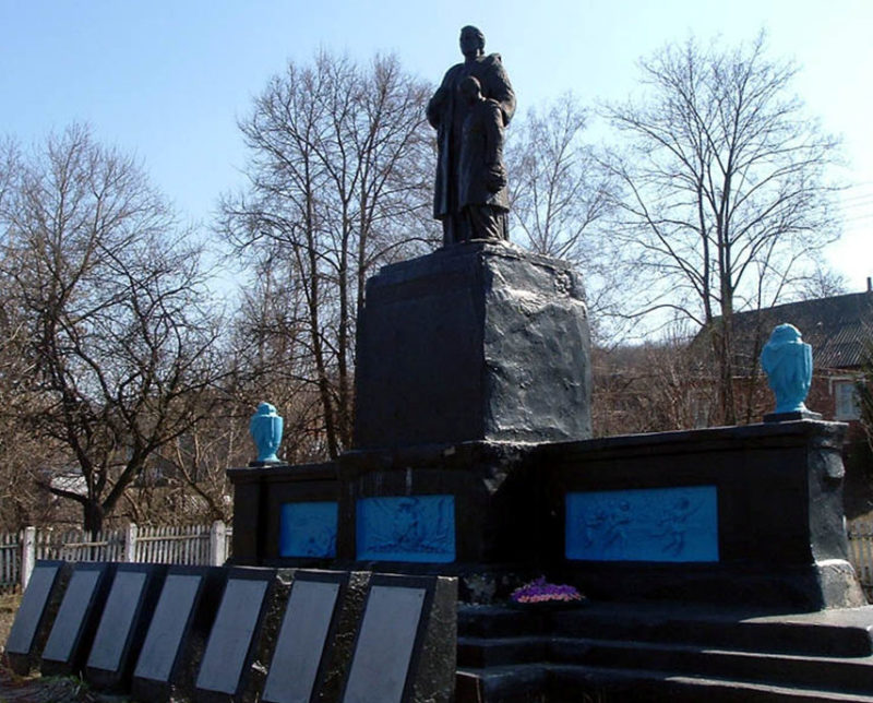 с. Архангельское Шебекинского городского округа. Памятник по улице Ушакова, установленный на братской могиле, в которой похоронено 700 советских воинов, в т.ч. 552 неизвестных, погибших в 1943 году.