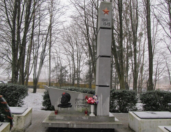  п. Зорино Гвардейского городского округа. Памятник по улице Центральной, установленный  в 1948 году у братских могил, в которых похоронено 250 советских воинов.