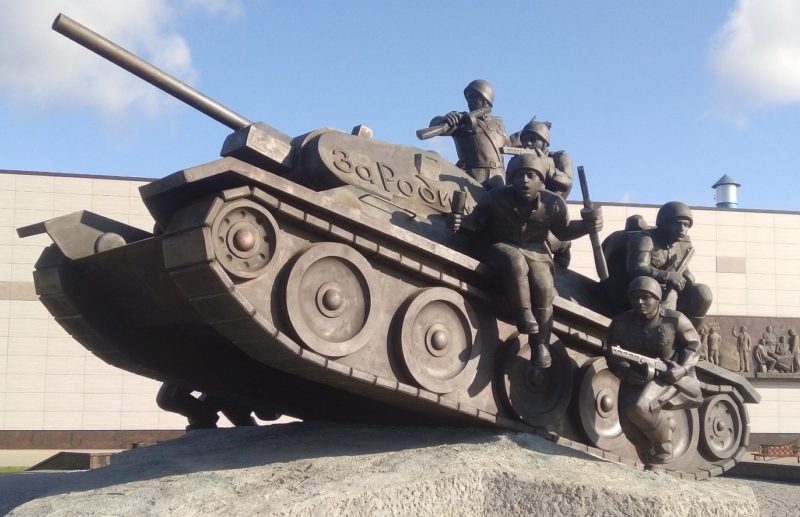 п. Прохоровка. Скульптурная композиция «Танковый десант» установлена рядом с танкодромом. Она изображает легендарный танк Т-34, на котором сидят солдаты и медсестра, еще трое бойцов бегут рядом. Скульптор - Фридрих Согоян с сыновьями Ваге и Микаэлем.