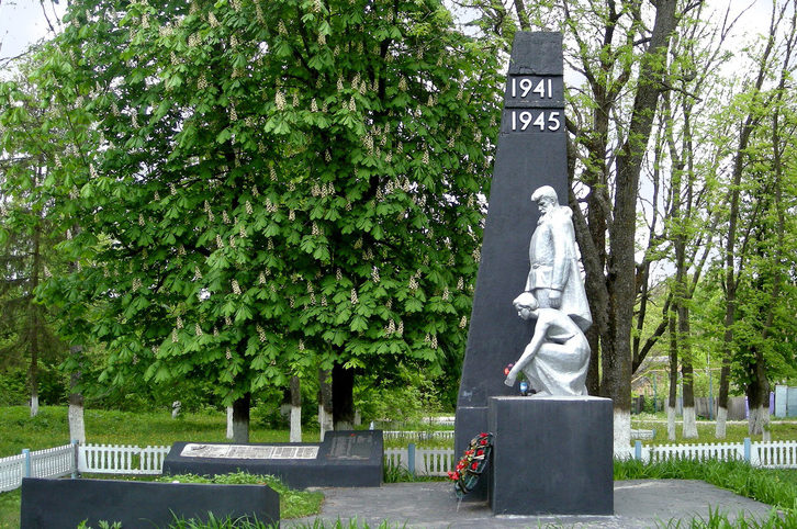 п. Батрацкая Дача Шебекинского городского округа. Памятник по улице Центральной 21, установленный на братской могиле, в которой похоронено 154 советских воина, погибших в 1943 году.