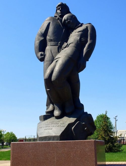 п. Прохоровка. Памятник танкисту и пехотинцу.
