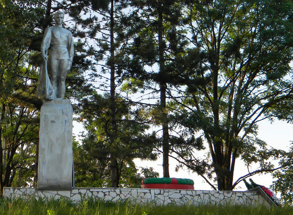 с. Безлюдовка Шебекинского городского округа. Памятник, установленный на братской могиле, в которой похоронено 200 советских воина, в т.ч. 92 неизвестных, погибших в 1943 году.