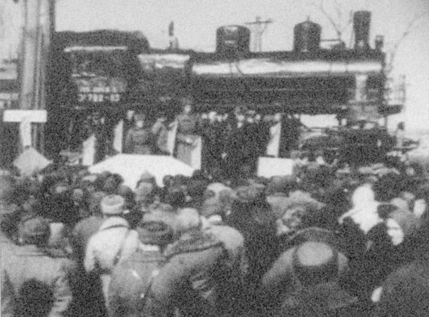 Митинг в честь выпущенного первого паровоза. 1945 г.