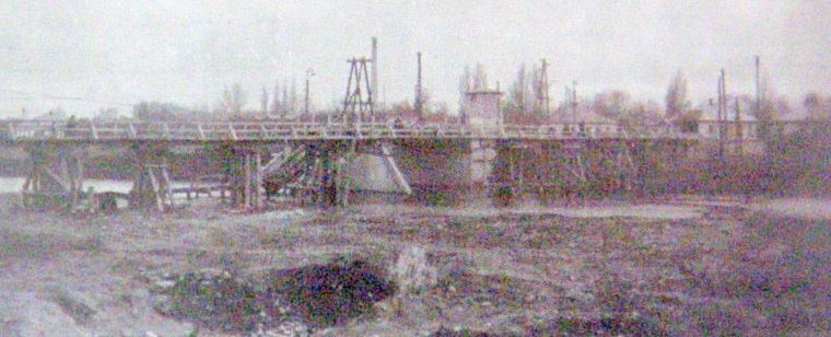 Восстановленный бетоно-деревяно-свайный мост через реку Лугань. 1945 г. 