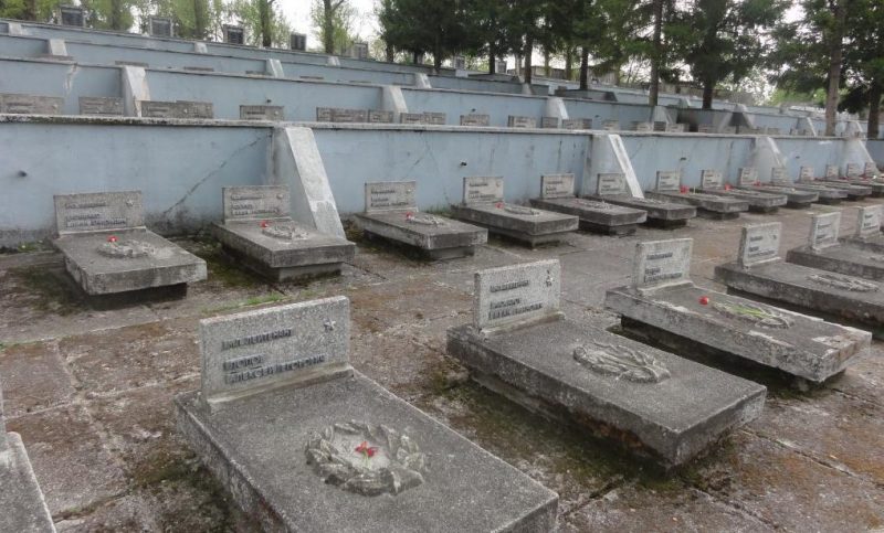 Терраса с одиночными надгробиями захороненных офицеров.