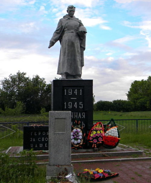 с. Бершаково Шебекинского городского округа. Памятник по улице Калинина, установленный на братской могиле, в которой похоронено 15 советских воинов, погибших в 1943 году.
