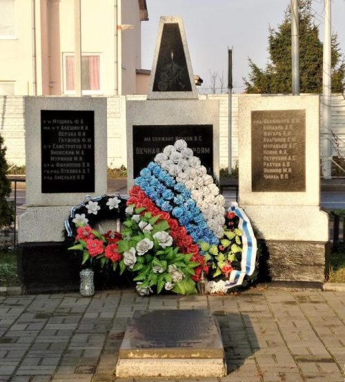 п. Большое Исаково Гурьевского городского округа. Памятник, установленный на братской могиле, в которой похоронено 20 советских воинов, погибших в феврале 1945 года.