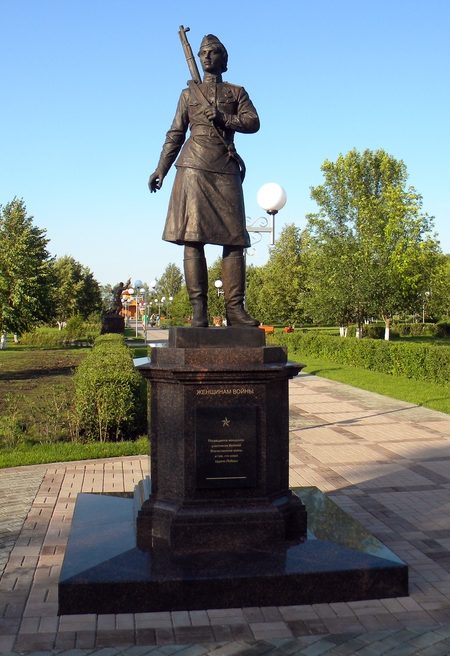 Памятник женщине-воину.