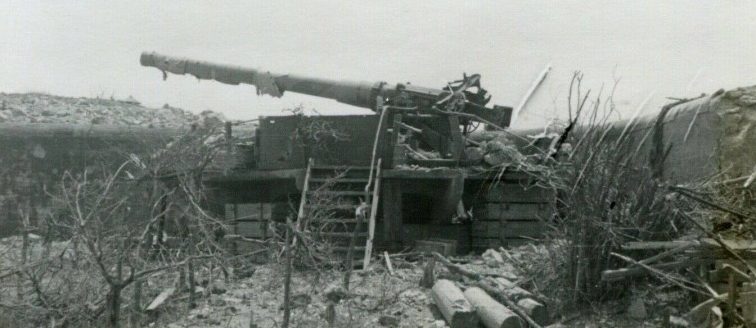 Разбитые орудия и руины батареи, после ее захвата немцами.