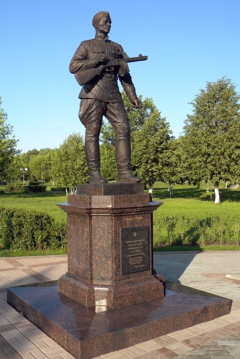 Памятник советскому воину.