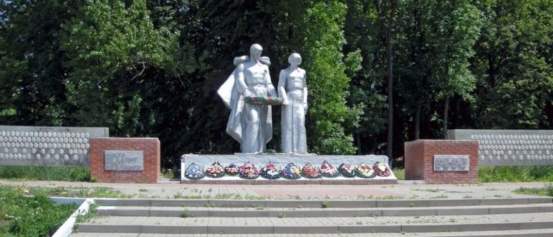 с. Большетроицкое Шебекинского городского округа. Памятник по улице Ленина, установленный на братской могиле, в которой похоронено 16 советских воинов, погибших в 1943 году.