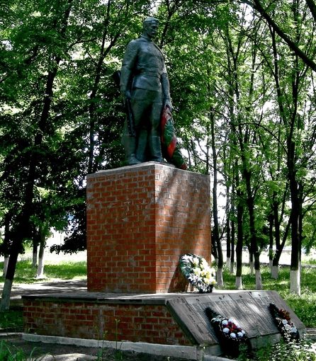 с. Большетроицкое Шебекинского городского округа. Памятник по улице Ленина, установленный на братской могиле, в которой похоронены советские воины, погибшие в 1943 году.