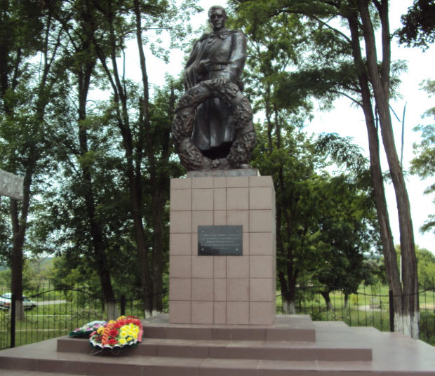 с. Большое Городище Шебекинского городского округа. Памятник по улице Советской, установленный на братской могиле, в которой похоронено 64 советских воина, погибших в 1943 году.