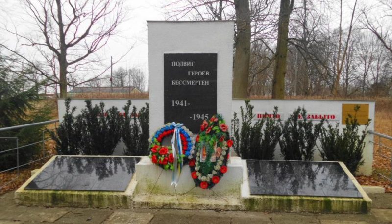 п. Ельники Гурьевского городского округа. Памятник, установленный в 1950 году на братской могиле, в которой захоронено 200 советских воинов, погибших в январе 1945 года.