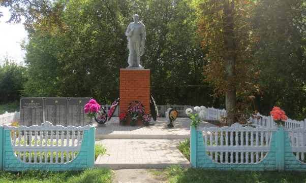х. Редкодуб Прохоровского р-на. Памятник по улице Речной, установленный на братской могиле, в которой похоронено 89 советских воинов. 