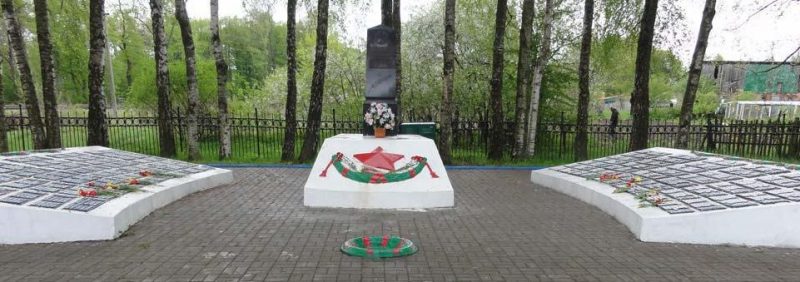 п. Луговое Гурьевского городского округа. Мемориал, установленный в 1953 году на братской могиле, в которой похоронено 770 советских воинов, погибших в январе 1945 года.