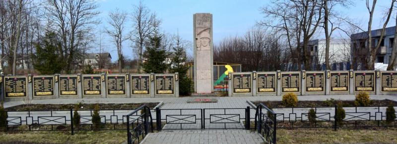 п. Некрасово Гурьевского городского округа. Мемориал, установленный в 1952 году на братской могиле, в которой захоронено 200 советских воинов, погибших в январе 1945 года.