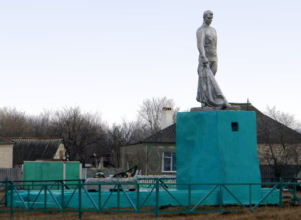 с. Шахово Прохоровского р-на. Памятник, установленный на братской могиле, в которой похоронен 181 советский воин, в т.ч. 43 неизвестных, погибших в 1943 году. 