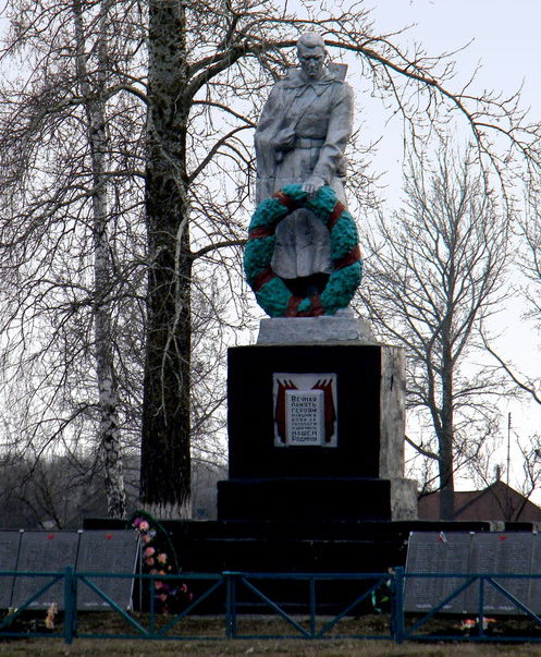 с. Шахово Прохоровского р-на. Памятник по улице Центральной, установленный на братской могиле, в которой похоронено 228 советский воинов, в т.ч. 10 неизвестных, погибших в 1943 году.