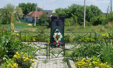 с. Дмитриевка Шебекинского городского округа. Памятник по улице Победы, установленный на братской могиле, в которой похоронено 63 советских воина, в т.ч. 43 неизвестных, погибших в 1943 году.