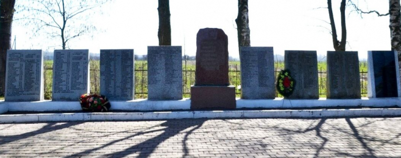 п. Поддубное Гурьевского городского округа. Мемориал, установленный в 1953 году на братской могиле, в которой захоронено 600 советских воинов, погибших в феврале 1945 года.