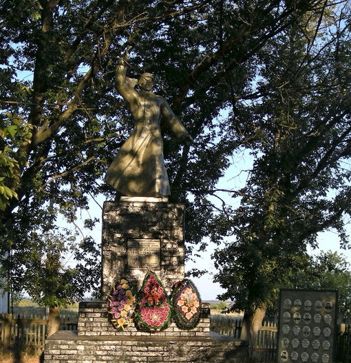  с. Караичное Шебекинского городского округа. Памятник по улице Гагарина, установленный на братской могиле, в которой похоронено 42 советских воина, погибших в 1943 году.