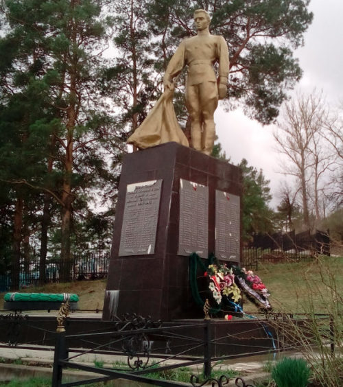 с. Кошлаково Шебекинского городского округа. Памятник по улице Островского 19в, установленный на братской могиле, в которой похоронено 97 советских воина, погибших в 1943 году.