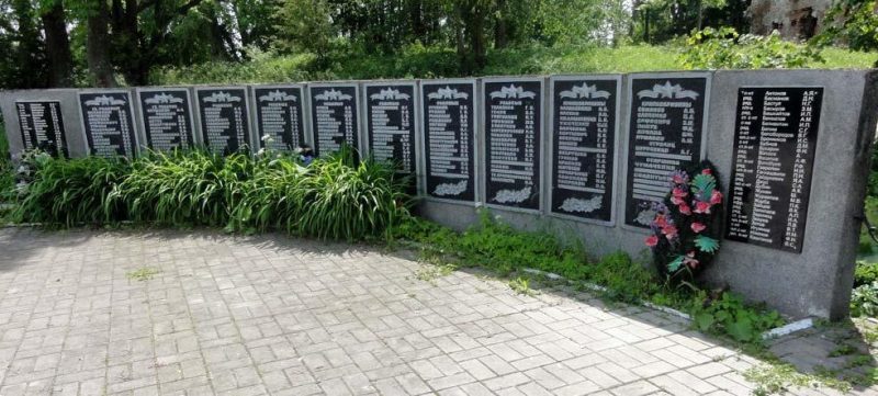 Мемориальные плиты с именами погибших.